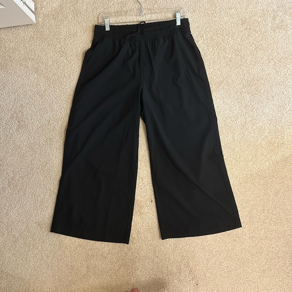 Old Navy wide leg cropped pants, size M